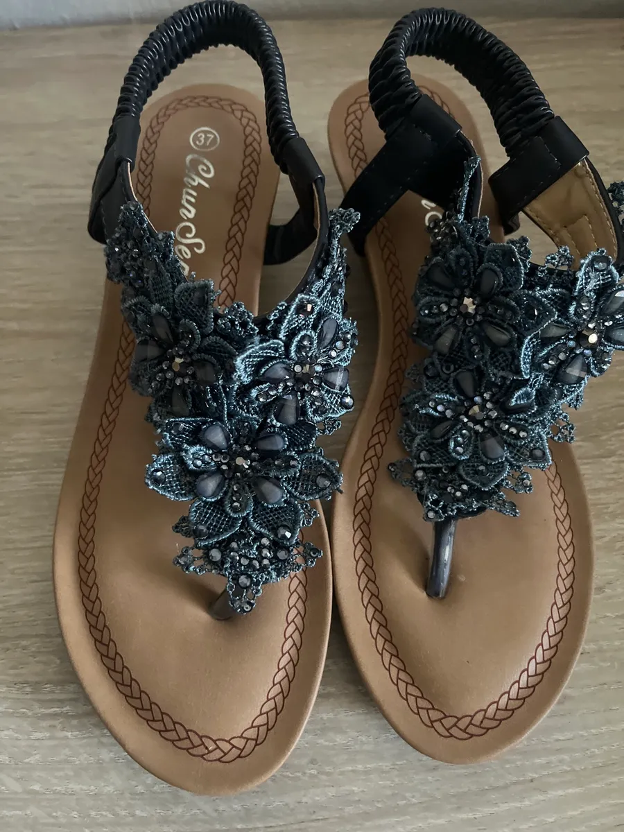 Chun Sen Embellished Floral Sandals – Size 37